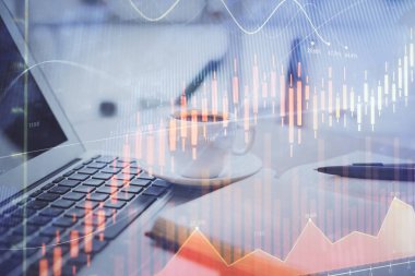 Finans şeması çizimine ve masaüstüne kahve ve masa arkasında eşyalar ile çifte pozlama. Önx piyasa ticareti kavramı