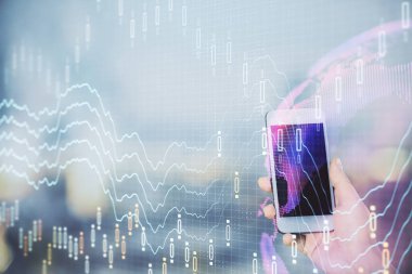 Ön x çizelgesine çift pozlama, hologram çizimi ve cep telefonu kullanan bir kadın. Borsa konsepti.