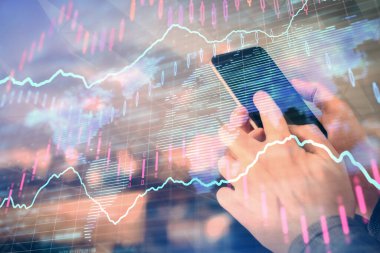 Bir adamın elini tutarken ve dijital bir cihaz ve ön grafik çizimi kullanırken çift pozlama. Finansal piyasa kavramı.