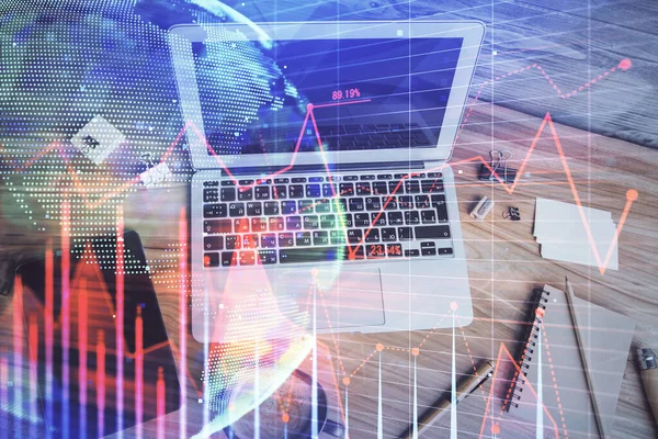 Doppelte Belichtung Des Finanzdiagramms Über Den Tischhintergrund Mit Dem Computer — Stockfoto