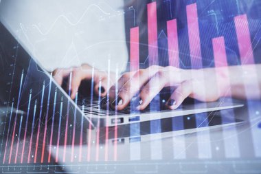 Bilgisayarda ve ön x grafik hologram çiziminde kadın eli yazarken çift pozlama. Borsa yatırım kavramı.