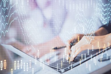 Bilgisayarda ve ön x grafik hologram çiziminde kadın eli yazarken çift pozlama. Borsa yatırım kavramı.