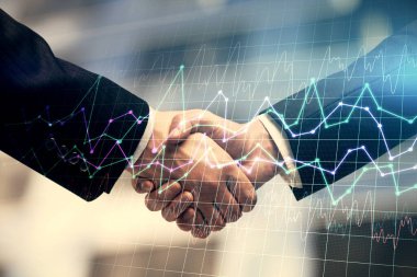 Forx grafik hologramı ve iki adamın el sıkışması. Borsa konsepti.