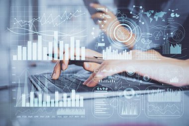 Bilgisayarda ve finansal grafik hologramında yazı yazan kadın ellerine çoklu maruz kalma. Borsa analizi kavramı.