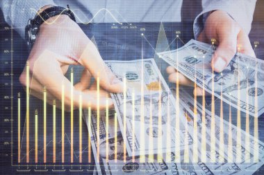 Finansal grafiğe çoklu pozlama hologram, Amerikan dolarları ve insan eli. Analiz kavramı.