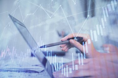 Bilgisayarda ve finansal grafik hologramında yazı yazan kadın ellerine çoklu maruz kalma. Borsa analizi kavramı.