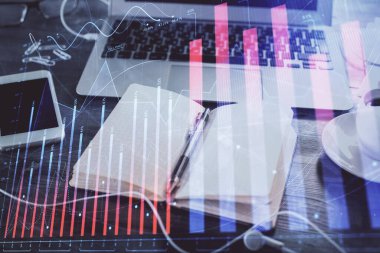 Finansal grafik çizimleri ve açık defter arkaplanı olan masalara çoklu pozlama. Önx kavramı