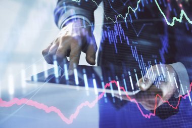 Bir adamın elini tutarken ve dijital bir cihaz ve ön grafik çizimi kullanırken çift pozlama. Finansal piyasa kavramı.