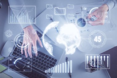 İnsan elinin bilgisayar klavyesine ve forx grafik hologramı çizimine çoklu pozlama. Üst Manzara. Finans piyasası kavramı.