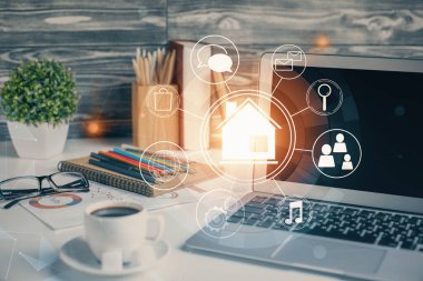 Ofisteki masaüstü bilgisayar geçmişi ve büyük kasaba binaları hologram çizimi. Çifte maruziyet. Akıllı şehir konsepti.