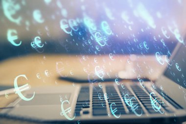 Grafik ve finansal bilgilere çifte maruz kalma ve bilgisayar geçmişi olan çalışma alanı. Uluslararası çevrimiçi ticaret kavramı.