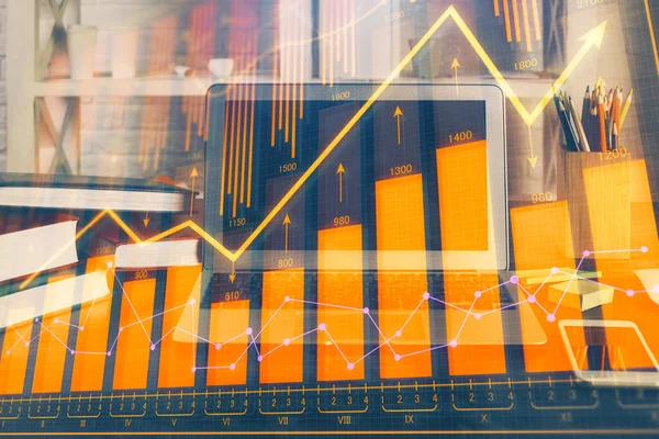 Doppelte Belichtung Von Diagramm Und Finanzinformationen Und Arbeitsbereich Mit Computerhintergrund — Stockfoto