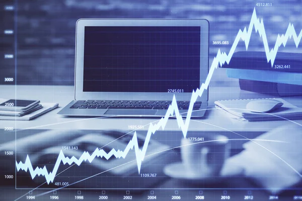 Finansal Pazar Grafiği Hologramı Kişisel Bilgisayar Arka Planda Çifte Maruziyet — Stok fotoğraf