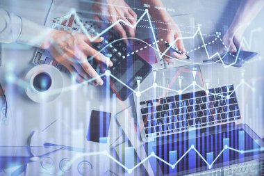 Birlikte çalışan kadın ve erkeğin çifte pozu ve finansal grafik hologramı çizimi. Pazar analizi konsepti. Bilgisayar arkaplanı. Üst Görünüm.