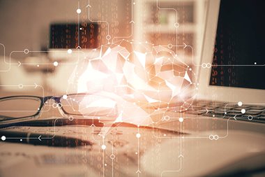 Masa arkasında gözlük olan beyin çizimleri. Çift pozlama.