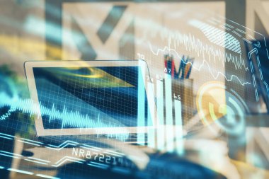 Bilgisayar, teknoloji temalı hologramla birlikte ofiste. Çifte maruziyet. Teknoloji kavramı.