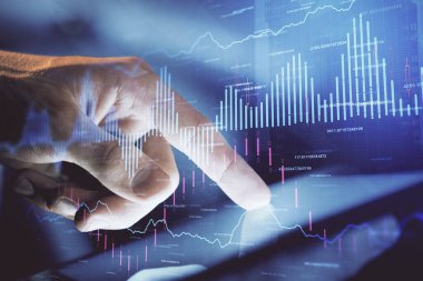 Bir adamın el ele tutuşması ve telefon ve finansal çizim kullanması. Pazar analizi kavramı.