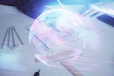 İnsan ellerinin arka planını ve endüstriler için soyut yenilikçi teknolojileri kapatın. Çoklu pozlama.