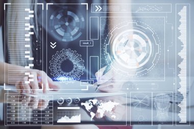 Veri teknolojisi hud 'u ile arka planda bir kadının el yazısı iki kez gösteriliyor. Büyük veri kavramı.