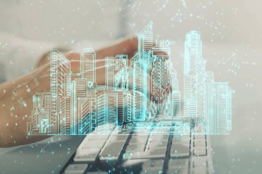 Arka planda bilgisayar üzerinde çalışan bir iş adamı ile yüksek teknoloji şehir çizimi. Akıllılık konsepti. Çift pozlama.