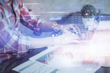 Bilgisayar geçmişi üzerinde çalışan bir adamla teknolojinin hologramına çifte maruz kalma. Büyük veri kavramı.