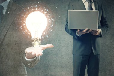 Arkaplanda bilgisayar üzerinde çalışan iş adamıyla birlikte büyüyen oklar. Başarı konsepti. Çift pozlama.