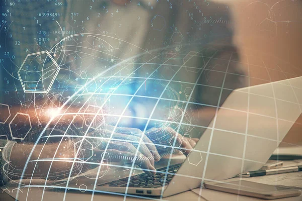 Arka Planda Bilgisayarla Çalışan Bir Adamla Dünya Haritası Hologramına Çoklu — Stok fotoğraf