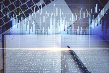 Borsa grafiği ve masa arkasındaki en üst görünüm bilgisayarı. Çoklu maruz kalma. Finansal eğitim kavramı.