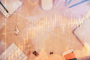 Forx grafik hologramının telefonlu masaüstü üzerinde çoklu pozlandırılması. Üst Manzara. Mobil ticaret platformu kavramı.