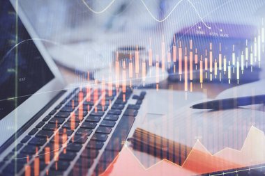 Finans şeması çizimine ve masaüstüne kahve ve masa arkasında eşyalar ile çifte pozlama. Önx piyasa ticareti kavramı