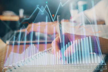 Ön x çizelgesinin arka plan notları alan insanların üzerini çizerken çift pozlama. Mali analiz kavramı