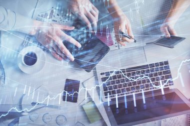 Birlikte çalışan kadın ve erkeğin çifte pozu ve finansal grafik hologramı çizimi. Pazar analizi konsepti. Bilgisayar arkaplanı. Üst Görünüm.