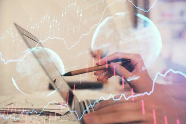 Bilgisayarda ve finansal grafik hologramında yazı yazan kadın ellerine çoklu maruz kalma. Borsa analizi kavramı.