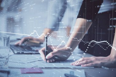 Bilgisayarda ve finansal grafik hologramında yazı yazan kadın ellerine çok maruz kalmış. Borsa analizi kavramı.