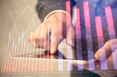 Bir adamın el ele tutuşması ve telefon ve finansal çizim kullanması. Pazar analizi kavramı.