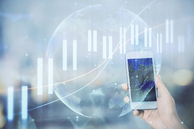 Ön x çizelgesine çift pozlama, hologram çizimi ve cep telefonu kullanan bir kadın. Borsa konsepti.