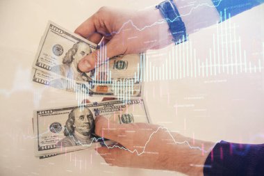 Finansal grafiğe çoklu pozlama hologram, Amerikan dolarları ve insan eli. Analiz kavramı.