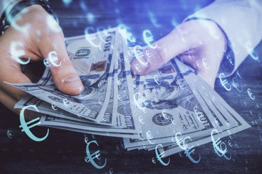 Finansal grafiğe çoklu pozlama hologram, Amerikan dolarları ve insan eli. Analiz kavramı.