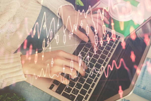 妇女双手在计算机上打字和绘制外汇海图的双重曝光 股票市场投资概念 — 图库照片