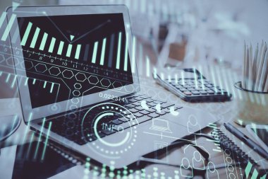 Bilgisayar, teknoloji temalı hologramla birlikte ofiste. Çifte maruziyet. Teknoloji kavramı.