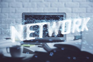 Masaüstü bilgisayar ve teknoloji temalı holograma çoklu maruz kalma. Yazılım geliştirme kavramı.