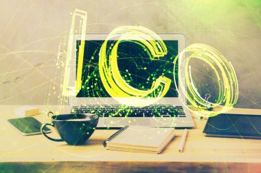 Blockchain temalı holograma ve bilgisayar arkaplanlı masaya çift pozlama. Bitcoin şifreleme para birimi kavramı.