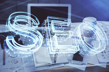 Bilgisayar ve seo çizim hologramı olan çok katmanlı bir tablo. Arama optimizasyon kavramı.