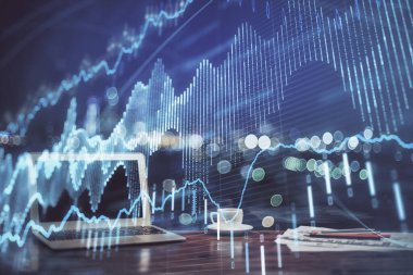 Masası ve kişisel bilgisayarı olan borsa grafiği. Çoklu maruz kalma. Mali analiz kavramı.