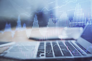 Finansal tablo çizimi ve arka planda bilgisayar olan bir tablo. Çoklu maruz kalma. Uluslararası pazarlar kavramı.