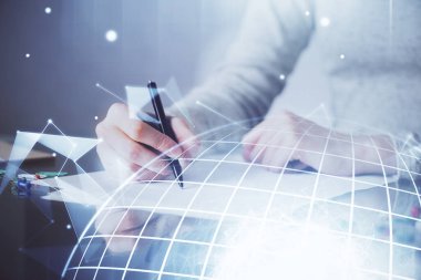 Dünya haritası hologramı ve veri tema simgeleriyle notlar alan ellerin çoklu pozlanması. Küresel bilgisayar verisi kavramı.