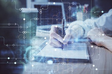 Veri çözeltisi hologramı ile arka plan üzerine yazılan ellere çoklu maruz kalma. Teknoloji konsepti.