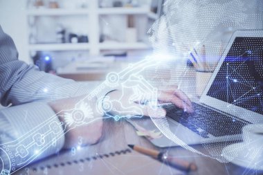 Teknoloji temalı hologramda arka planda çalışan bir adam var. Yüksek teknoloji konsepti. Çift pozlama.