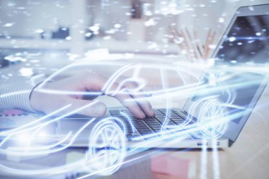 İş adamının arka planda bilgisayar üzerinde çalıştığı otomobil temalı çizim. Otomatik pilot taksi kavramı. Çoklu pozlama.