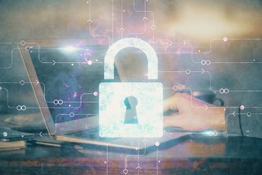 Arka planda bilgisayarda çalışan bir adamla çift kilit simgesine maruz kalma. Ağ güvenliği kavramı.